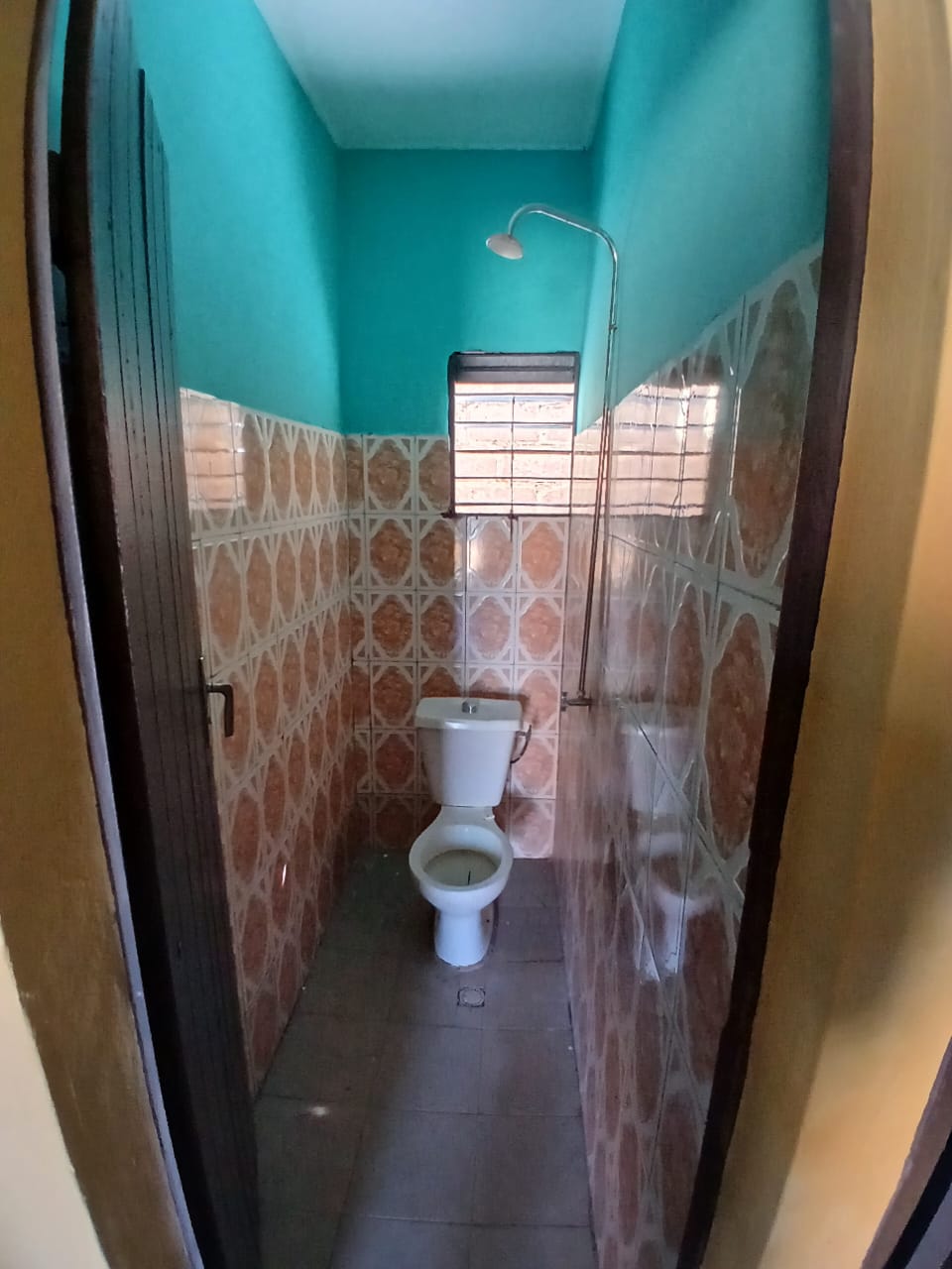 3 chambres salon avec une douche et une cuisine à l’ancienne a Téguéré